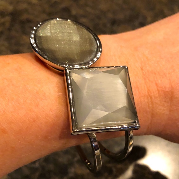 Jewelry - *2/$15* Modern hinged bracelet